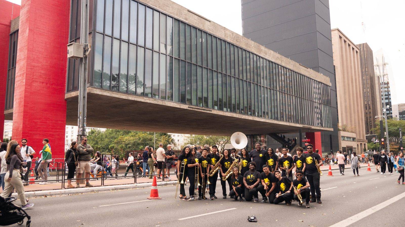 Favela Brass em frente ao MASP em São Paulo