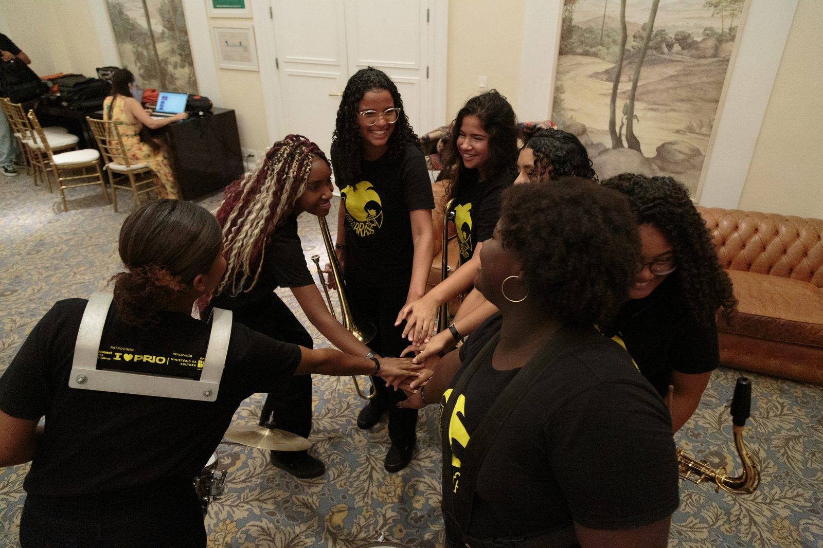 Banda das Meninas se preparando nos bastidores