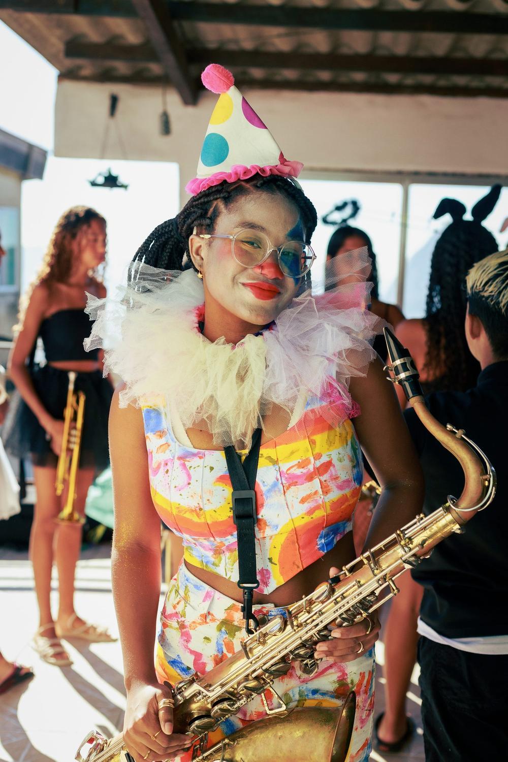 Saxofonista fantasiada no cortejo