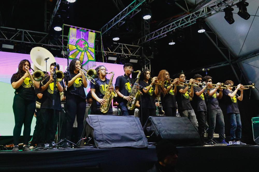 Favela Brass no palco principal do Bourbon Festival Paraty