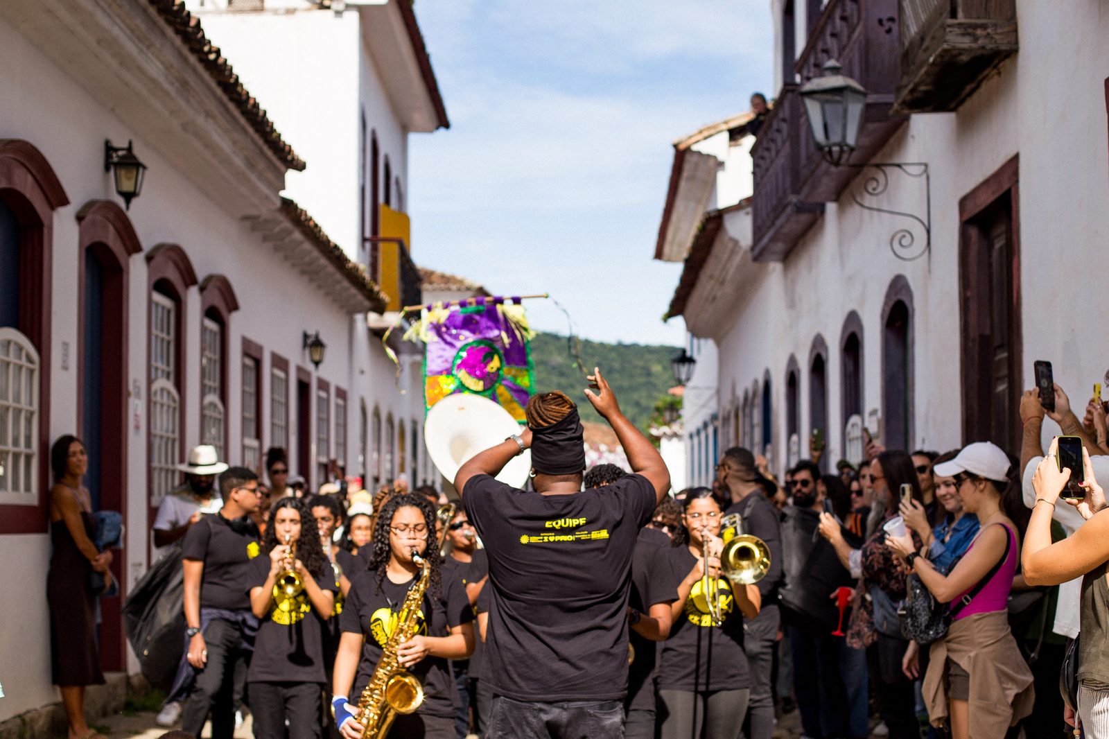 Favela Brass marchando pelas ruas de Paraty
