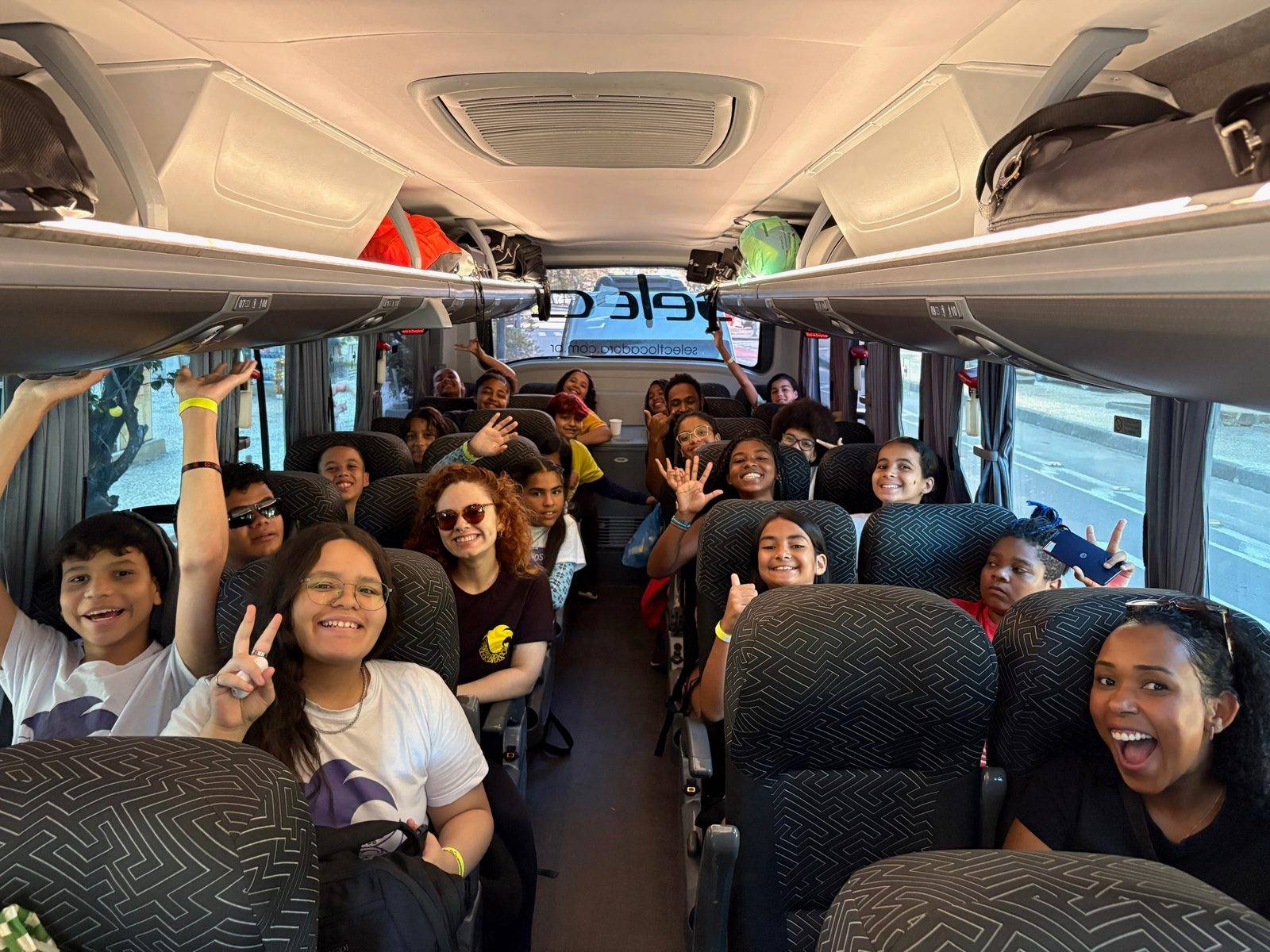 Alunos no ônibus a caminho de Itaipava