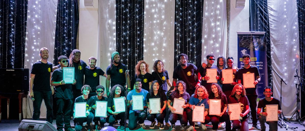 Alunos recebendo certificados MTB