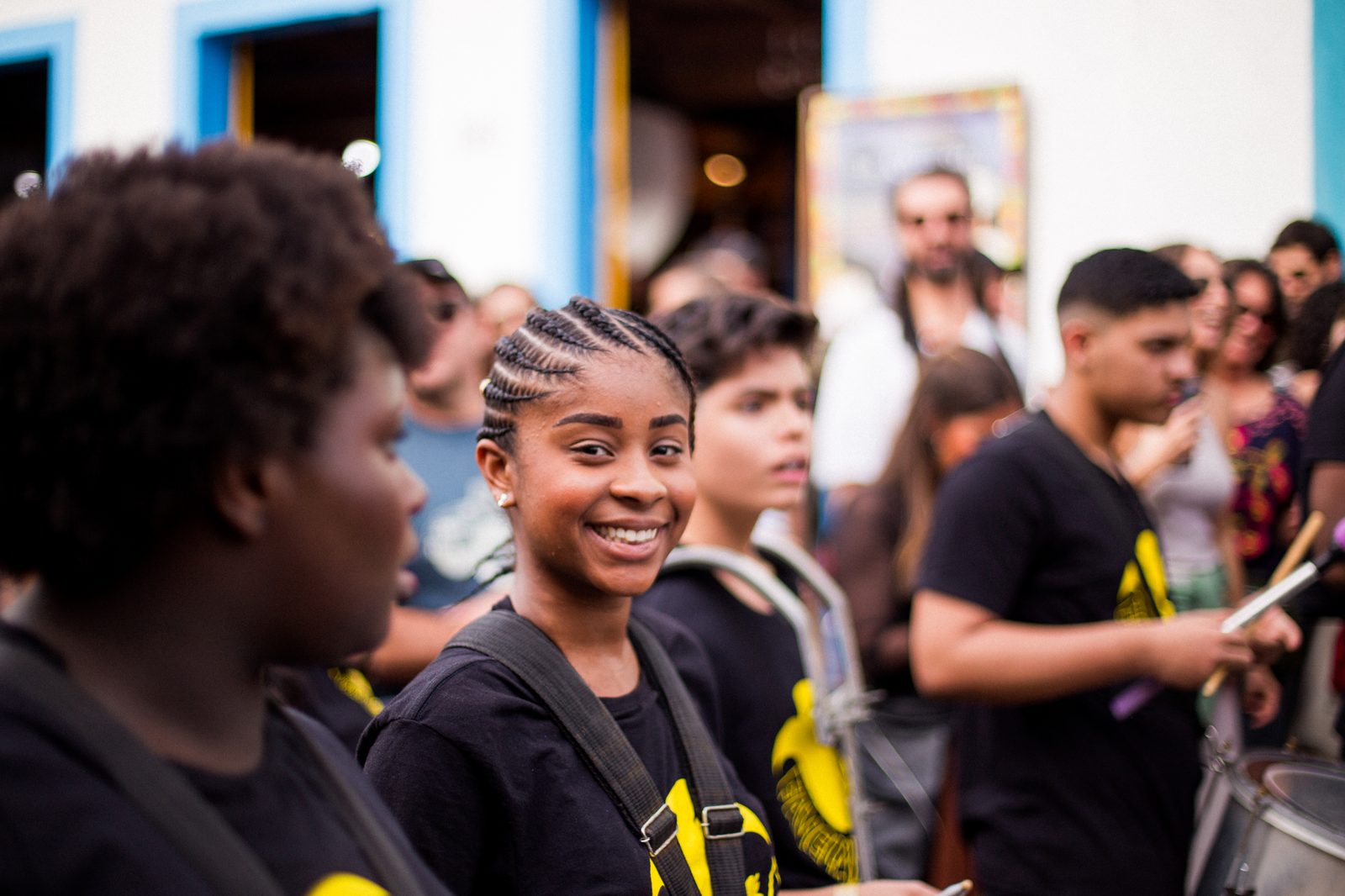 Aluna sorrindo em Paraty